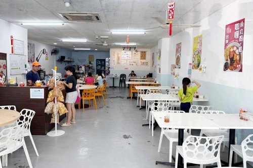On rainy days, nothing beats a steaming bowl of noodle soup with handmade 'sai dou' fish balls at 1368 Fish Ball Noodles in Semenyih