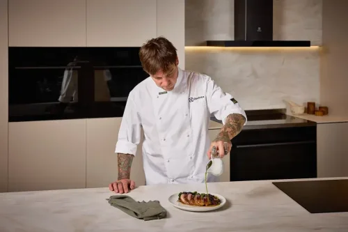 Why steam cooking is suddenly everywhere , Common steam cooking myths, What foods are better with steam cooking?, Do professional kitchens use steam ovens?, What makes cooking with steam so healthy?&nbsp;, Is steam cooking the future?, Chef Matt Stone reveals the biggest myths about steam cooking at home