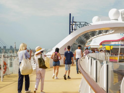 I took my first cruise solo, and 6 things surprised me