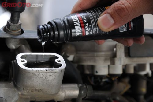 Begini Cara Ampuh Membersihkan Bodi Motor Terkena Minyak Rem