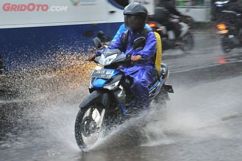 Hujan Mulai Turun, 5 Hal Ini Sering Tak Disadari Bahayakan Pengendara Motor