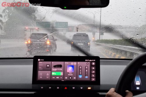 Nggak Main-main, Jamur Bikin Kaca Mobil Jadi Begini Saat Hujan Deras