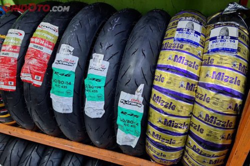 ban motor, ban baru, tips beli ban motor baru, tips beli ban motor, Perlu Tahu, Hindari Beli Ban Motor yang Ditata Model Begini di Toko