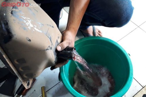 Banyak Yang Enggak Sadar, Ini Ciri Tangki Motor Kemasukan Air