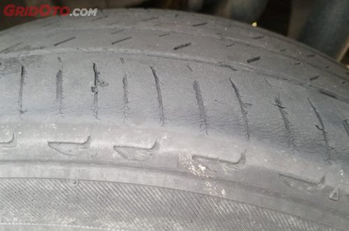 tambal, angin, paku, merusak, Jangan Biarkan Paku Menempel di Ban Mobil, Ternyata Ini Dampaknya
