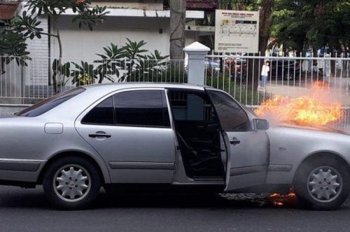 Mesti Waspada, Ini Faktor Penyebab Mobil Tiba-tiba Terbakar di Jalan