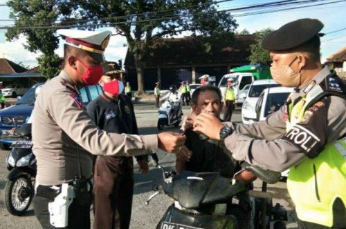 razia kendaraan bermotor, Surat Izin Mengemudi (SIM), razia kendaraan, tilang kendaraan, sita motor, Percuma Ngebantah, Polisi Bisa Sita Kendaraan Saat Razia Pakai Dasar Hukum Ini