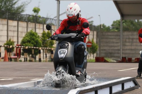 Banjir Mengepung Jakarta, Motor Listrik Masih Aman Digunakan?