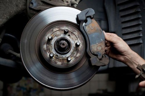 Kenali Tanda-tanda Rem Mobil Overheat, Jangan Dipaksa Jalan!