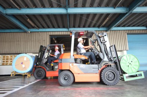 Tekan Emisi, Pabrik Bridgestone Karawang Ganti Forklift Diesel Jadi Listrik