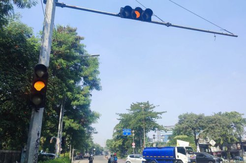 Nyawa Buat Mainan, Pak Ogah Sabotase Lampu Merah di Cawang Pakai Cara Ini