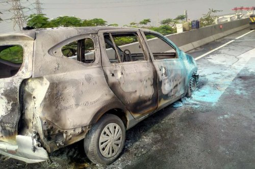 Daihatsu Sigra Berubah Abu-abu di Tol Kemayoran, Diawali Mesin Mati Dadakan
