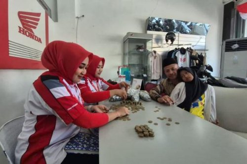 Dealer Motor Honda di Ponorogo Heboh, Kedatangan Bapak-bapak Pikul Empat Karung Uang Koin&nbsp;Minta Ditukar Ini