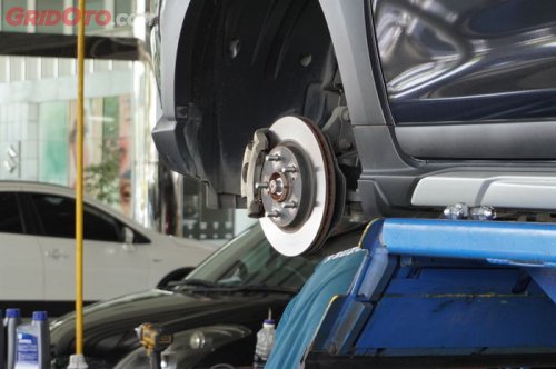 mobil bekas, kampas rem, kampas rem mobil, cara cek kampas rem mobil, cara cek kampas rem, cara mudah cek kampas rem mobil, Cek Kondisi Kampas Rem Mobil Gak Harus Repot Buka Roda, Cukup Lihat Dua Bagian Ini
