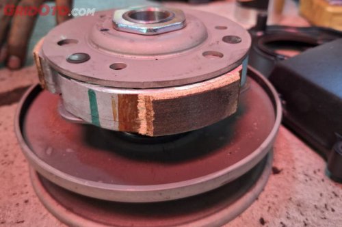 motor matic, kampas ganda, kampas ganda motor matic, apa manfaat mengamplas kampas ganda motor matic, manfaat mengamplas kampas ganda motor matic, kenapa kampas ganda motor matic diampelas, Ternyata Ini Manfaat Amplas Kampas Ganda CVT Motor Matic Saat Servis