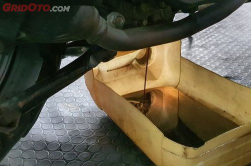 Ini Beberapa Penyebab Volume Oli Mesin Motor Berkurang Banyak
