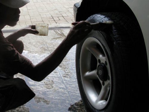 Jangan Asal Mengkilap, Ini Ciri Semir Ban Mobil Bekas Yang Bikin Karet Cepat Getas
