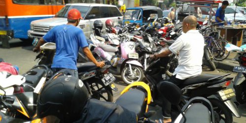 parkir liar, tukang parkir liar, Jukir Liar Tak Bisa Dihukum, Hukuman Parkir Liar, Tukang Parkir Liar di Atas Angin, Dishub dan Polisi Saling Angkat Tangan Tak Bisa Menghukum