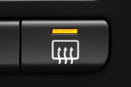 Jangan Diabaikan, Kenali Gejala Defoger Mobil Perlu Diservis