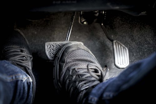 Pedal Rem Mobil Dalam Saat Diinjak, Ini Tanda Perlu Kuras Minyak Rem