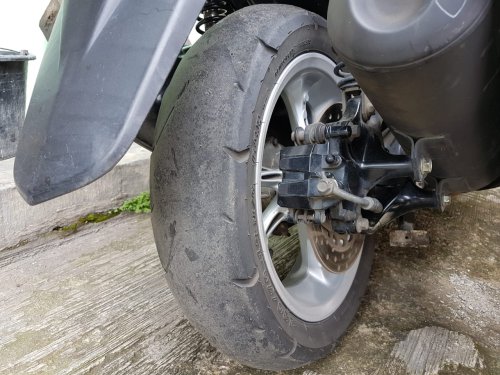Ternyata Ini Alasan Ban Belakang Motor Bekas Lebih Cepat Botak