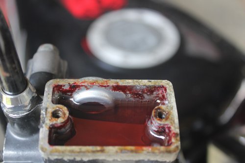 minyak rem, motor bekas, rem motor, minyak rem motor, body motor, Jangan Anggap Remeh, Body Motor Yang Kena Minyak Rem Buruan di Bilas