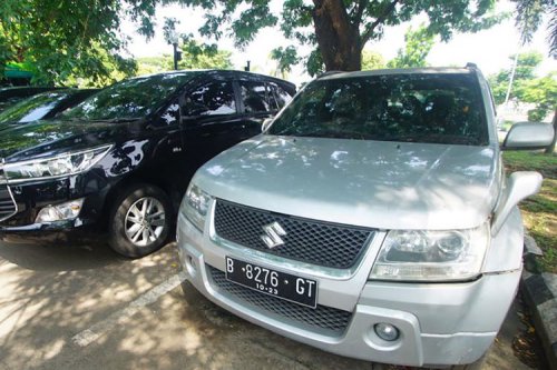 musim hujan, parkir, parkir mobil, MobilTech, Wanita Wajib Tahu Jangan Sering Parkir Mobil di Bawah Pohon, Ini Alasannya
