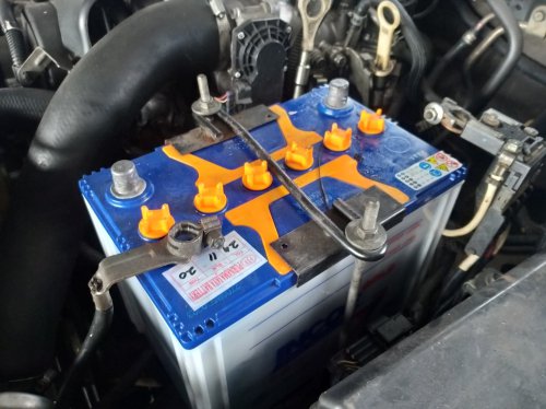 Ini Tiga Cara Mudah Bikin Aki Mobil Bekas Tipe Basah Awet Tahunan