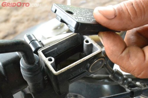 Ternyata Ini Sebabnya Minyak Rem Motor Berubah Warna Seiring Pemakaian