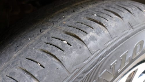 Alasan Kenapa Di Ban Mobil Bekas Jangan Sampai Ada Batu Kerikil Menempel