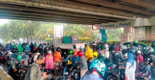musim hujan, hujan, honda, safety riding, kolong fly over, Sering Disepelekan, Ini Bahaya Berteduh Di Bawah Fly Over  Saat Hujan