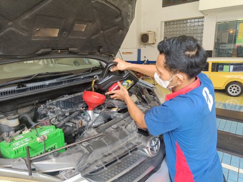 Ini Efeknya ke Mesin Mobil Jika Ladies Sering Telat Ganti Oli