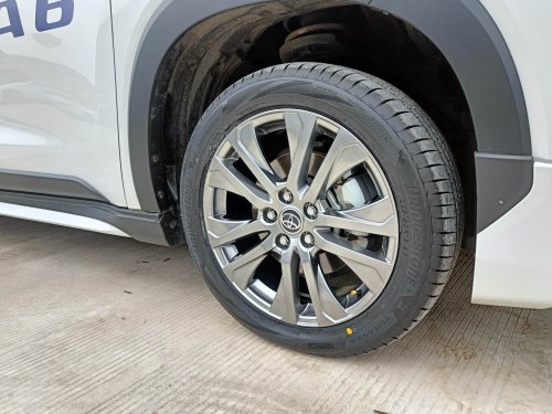 Sebelum Mudik Lebaran Kenali Penyebab Ban Mobil Bekas Pecah di Jalan