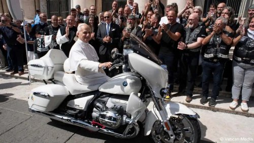 Dibuat Khusus Untuk Paus, BMW R 18 Dimodifikasi Serba Putih Untuk Tujuan Mulia