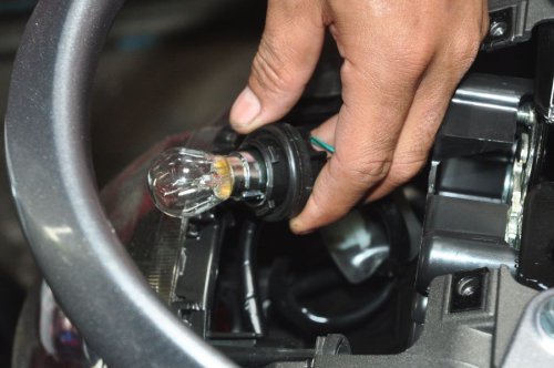 Ini Alasannya Kenapa Kaca Lampu Bohlam di Motor Bekas Jangan Dipegang