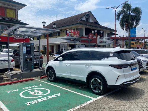 Suka Duka Ngecas Aletra L8, Isi Ngebut Banget Tapi Posisinya Unik