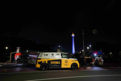Rainer Zietlow Bawa Volkswagen ID. BUZZ Blusukan Jakarta, Jajan Es Cendol Sampai Potong Rambut