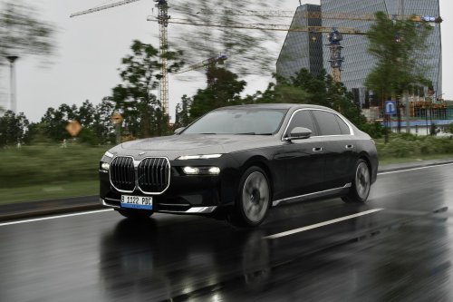 Canggih, Door Trim BMW i7 Ada Layar Kecil Bisa Atur Banyak Fitur