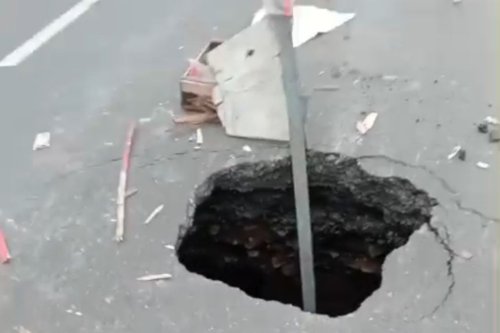 Bak Kisah Bandung Bondowoso, Tiba-tiba Muncul Lubang Dalam Mirip Sumur di Jalan Pantura Semarang