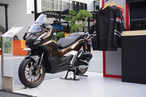 Begini Cara Gampang Gunakan Standar Tengah Motor Untuk Perempuan
