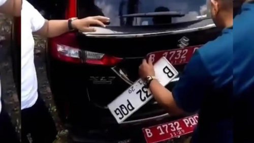 Bikin Curiga! Mobil Dinas &ldquo;Nyamar&rdquo; Jadi Kendaraan Pribadi di Puncak Bogor