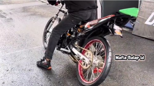 Bukan Gaya, Ini Alasan Joki Drag Miringkan Motor dan &ldquo;Ngocok&rdquo; Kopling Sebelum Start