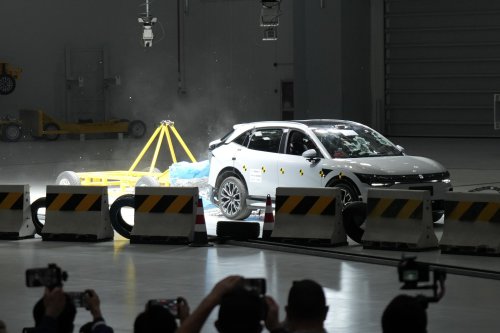 crash test, Zeekr 009, Geely Auto, Zeekr 7X, ZEEKR 7X Ditabrak Kencang Dari Belakang, Kondisinya Cuma Begini