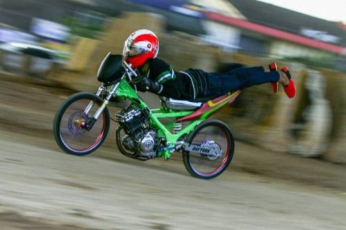 balap liar, riding style, gaya superman, Balap drag, denda balap liar, Keciduk Pakai Gaya Superman di Balap Liar Bisa Perparah Hukuman, Siap-siap Puluhan Juta Melayang