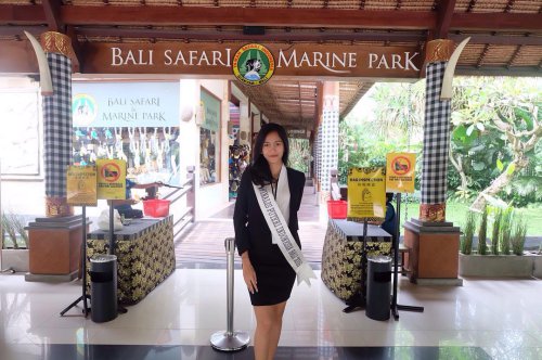 1. Bali Safari &amp; Marine Park, 2. Bali Bird &amp; Reptile Park, 3. Bali Zoo, 4. Bali Elephant Safari Park, 5. Desa Wisata Ubud, 6. Taman Nusa, 7. Goa Gajah, 8. Istana Tampak Siring, 9. Pasar Seni Sukawati, 10. Pantai Lebih Gianyar, 11. Air Terjun Tegenungan, 12. Bukit Jati Waterboom, 13. Sekar Bumi Farm, 14. Rafting Sungai Ayung, 15. Tari Barong di Batubulan, Top 15+ Tempat Wisata di Gianyar Yang Wajib Dikunjungi, Objek Terbaru Ada Yang Gratis Untuk Anak