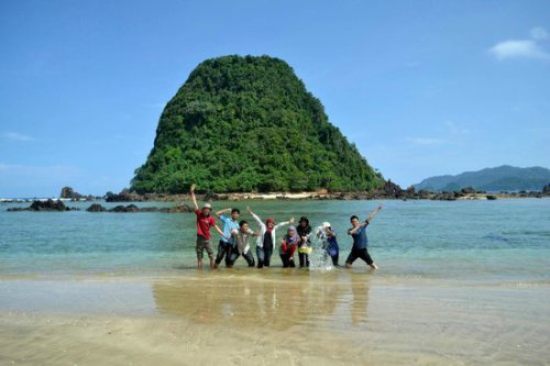 Deskripsi, Asal Usul Sejarah, Keindahan Potensi, Rute Menuju Lokasi, Harga Tiket Masuk, Surga Pecinta Surfing di Pantai Pulau Merah
