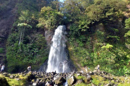 Top 10+ Gambar Air Terjun Cibeureum, Harga Tiket Masuk, Lokasi Alamat, Misteri Mitos, Total Ketinggian, Hotel di Sekitar + Rute Jalan Menuju ke Sana
