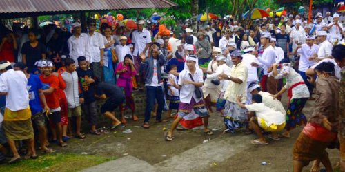 Saat Lebaran di Lombok, Perang Topat Jadi Simbol Kerukunan Umat Beragama