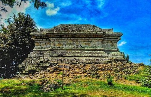 Candi Dadi Yang Unik dan Penuh Misteri
