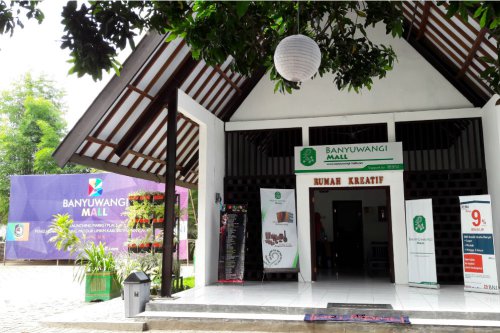 1. Banyuwangi Mall, 2. Sun East Mall Genteng, 3. Citimall, 4. Roxy Mall, 5. Wijaya Mall, 6. Kalisari Department Store, 7. Ramayana (Hardy&rsquo;s Mall), 8. Giant Hypermarket, 9. Mall Of Sri Tanjung, 10. Rumah Kreatif Banyuwangi Mall, Top 10+ Daftar Pilihan Mall di Daerah Banyuwangi Jawa Timur Yang Paling Lengkap dan Modern